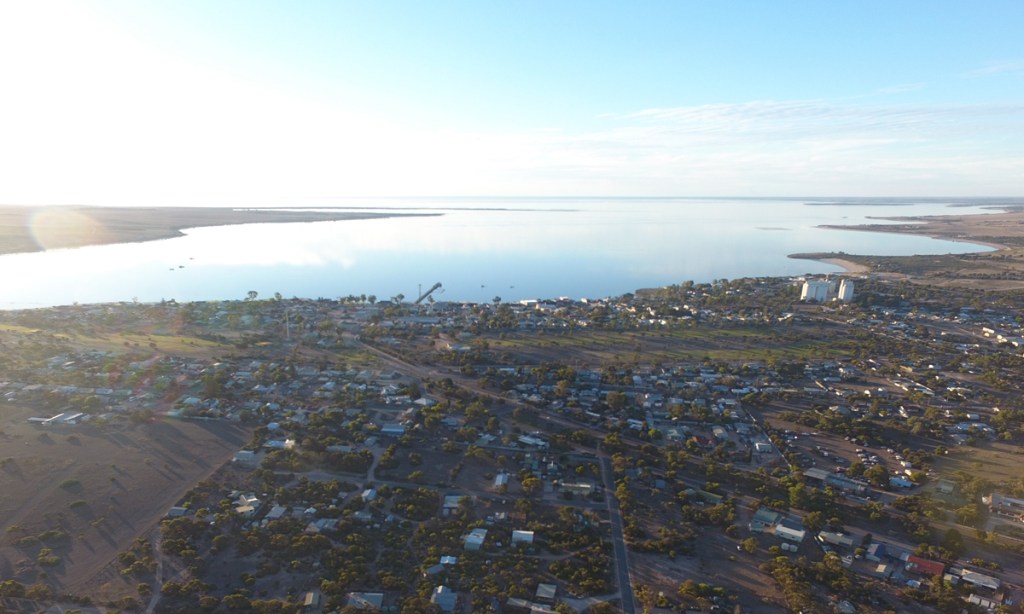 Thumbnail for Streaky Bay Council opposes oyster lease, pans Govt consultation