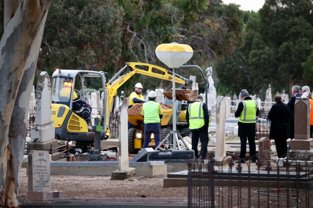 Thumbnail for DNA hopes for exhumed Somerton Man