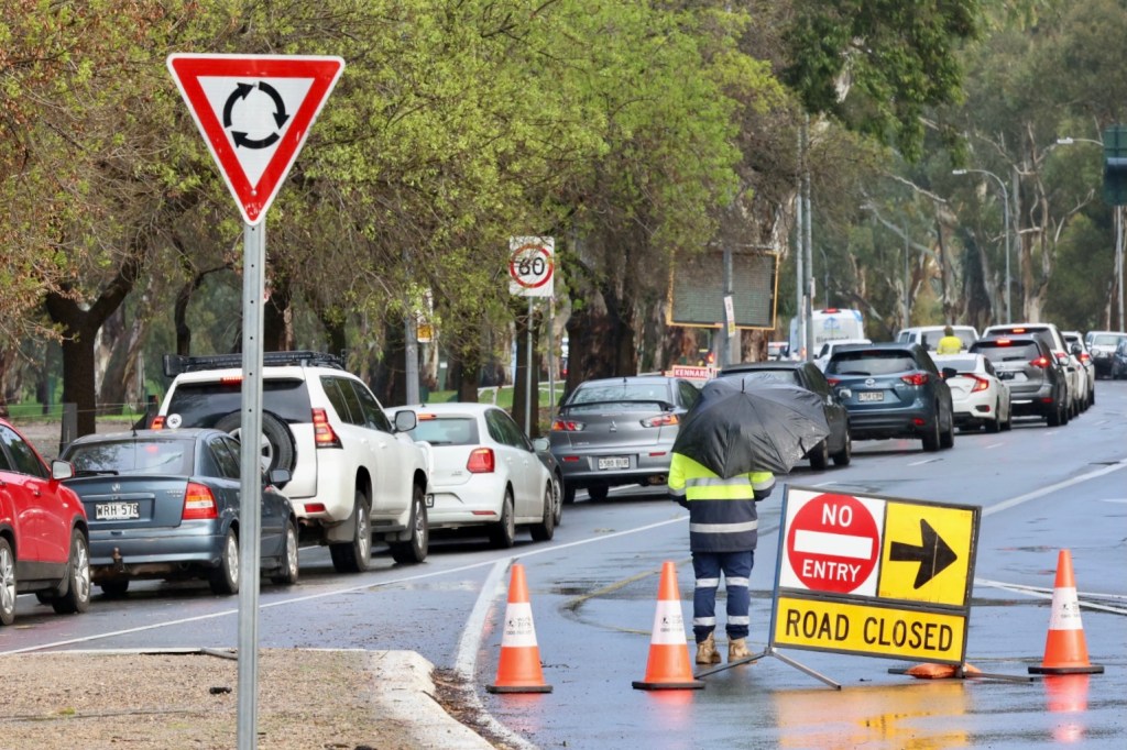 Queueing for the Victoria Park testing station. Photo: Tony Lewis/InDaily