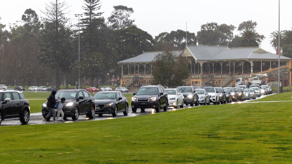 A long queue for testing at Victoria Park on Thursday morning. Photo: Tony Lewis/InDaily