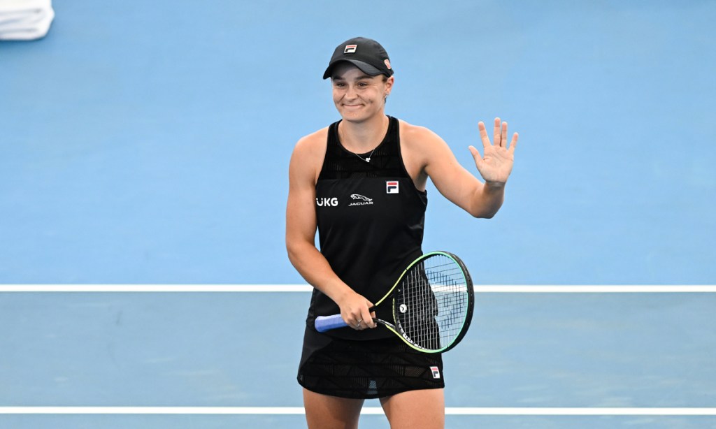 Ash Barty acknowledges the crowd after her victory in the 2022 Adelaide International. Picture: Michael Errey/InDaily.