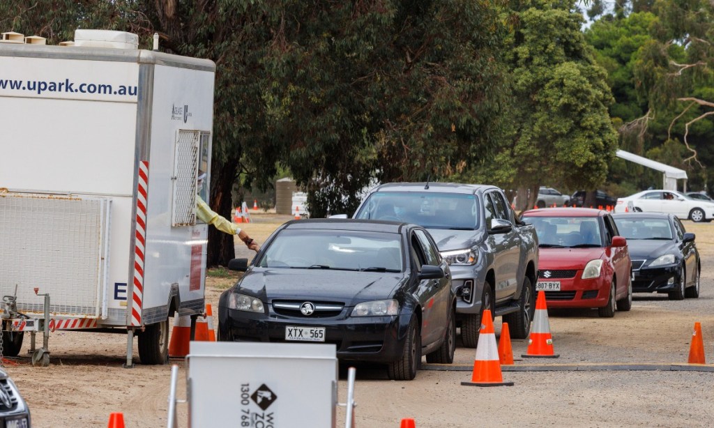 Cars queuing at the park lands RAT distribution site on Thursday morning. Photo: Tony Lewis/InDaily 