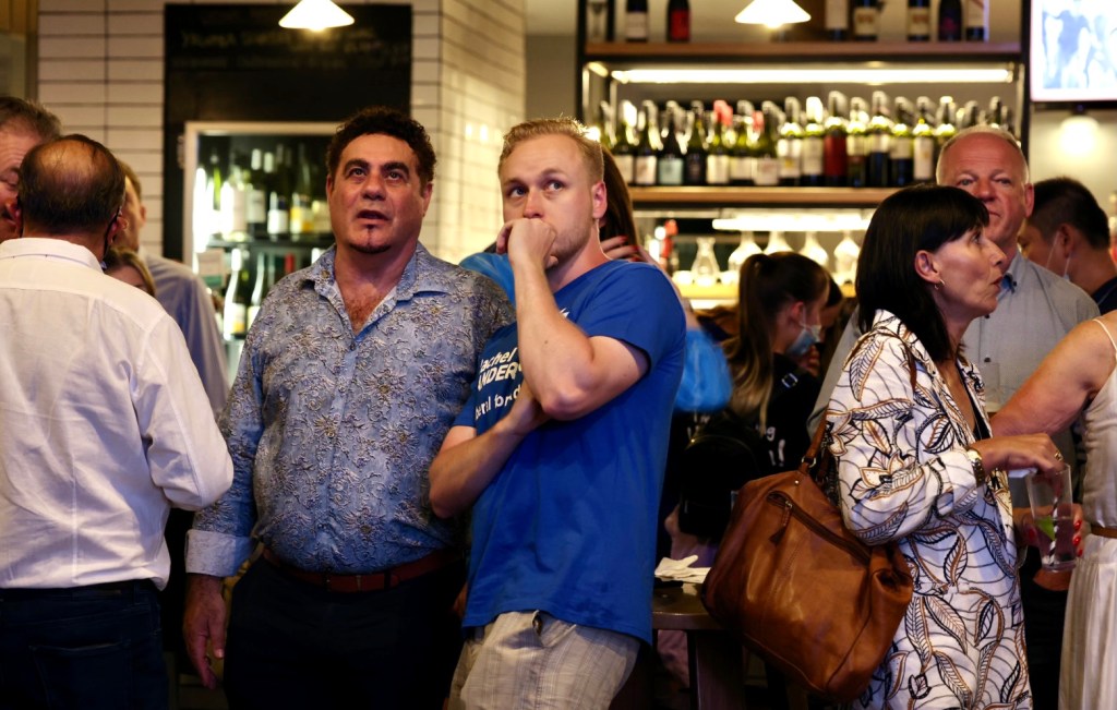 Liberal supporters at party HQ the Robin Hood hotel at Norwood watch as results come in. Photo: Tony Lewis/InDaily