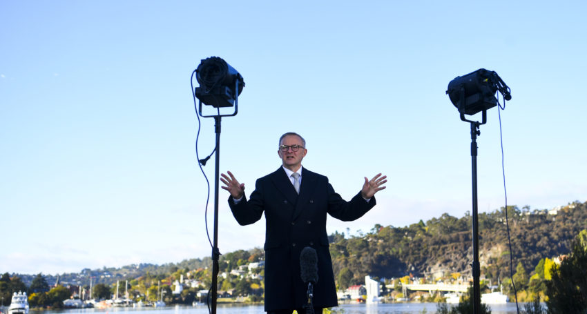 Thumbnail for Poll shows Coalition gain after Labor stumble