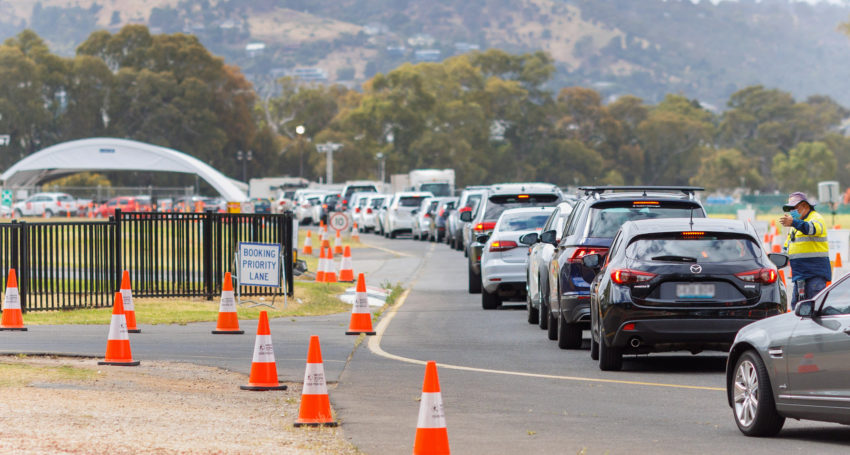 A queue for PCR testing at Victoria Park. Photo: Tony Lewis/InDaily