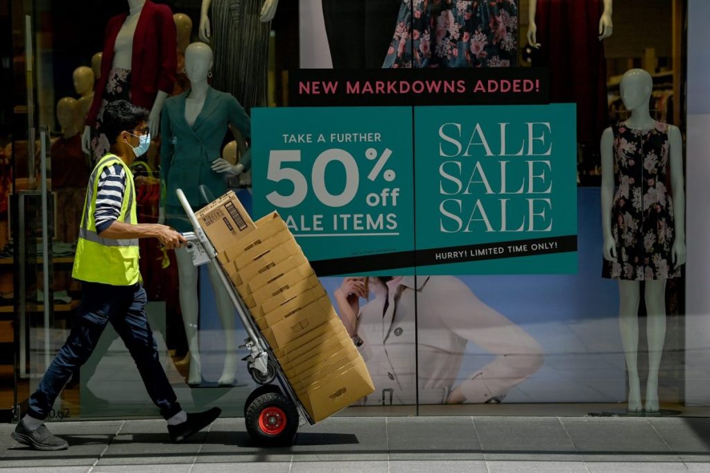 Thumbnail for Consumer confidence falls as rates rise