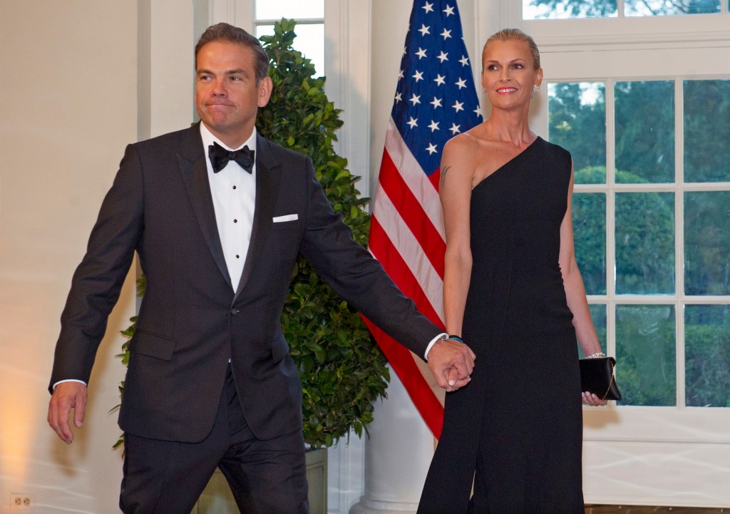 Lachlan Murdoch with wife Sarah in 2019. Photo: EPA/Ron Sachs