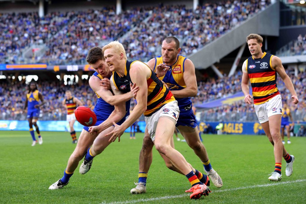 Crow Elliott Himmelberg handballs under pressure. Photo: AAP/Richard Wainwright