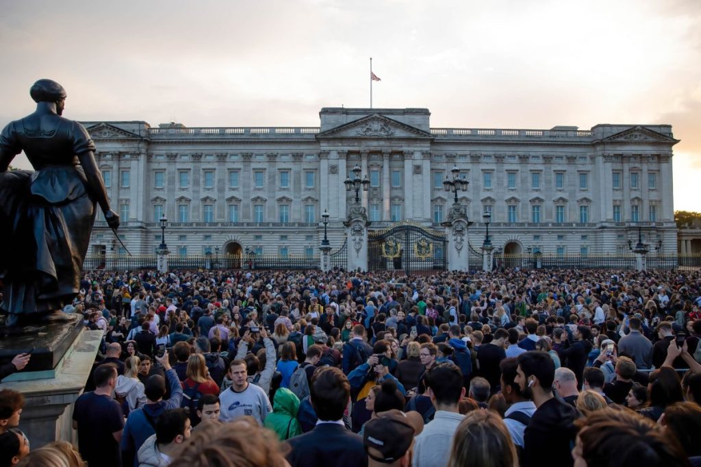 Crowds gather outside Buckingham Palace following the death of Queen Elizabeth II. Photo: Hesther Ng/SOPA Images/Sipa USA)