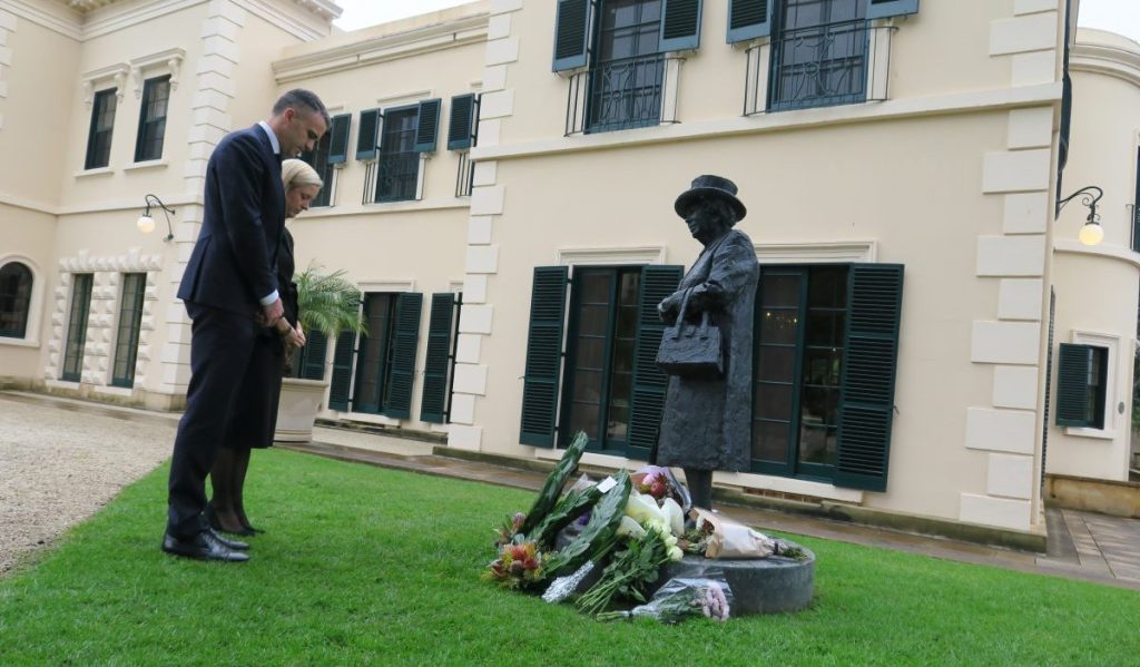 Premier Peter Malinauskas and his wife Annabel West lay a wreath at the statue of Queen Elizabeth at Government House. Photo: Jason Katsaras/InDaily