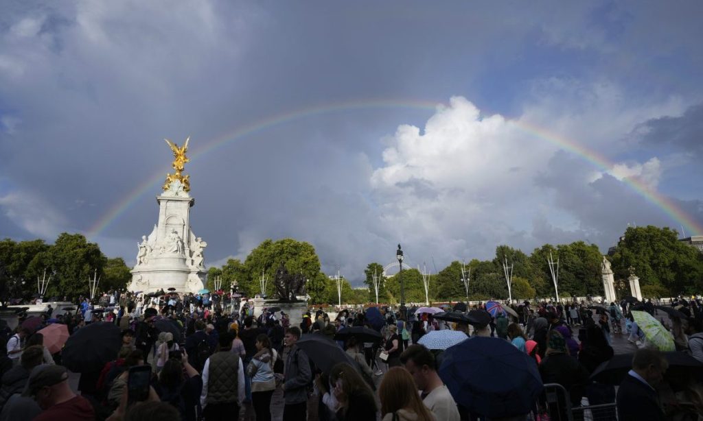 Thumbnail for Thousands gather at Buckingham Palace