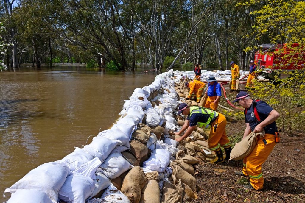 Thumbnail for Victorians build sandbag walls as river rises