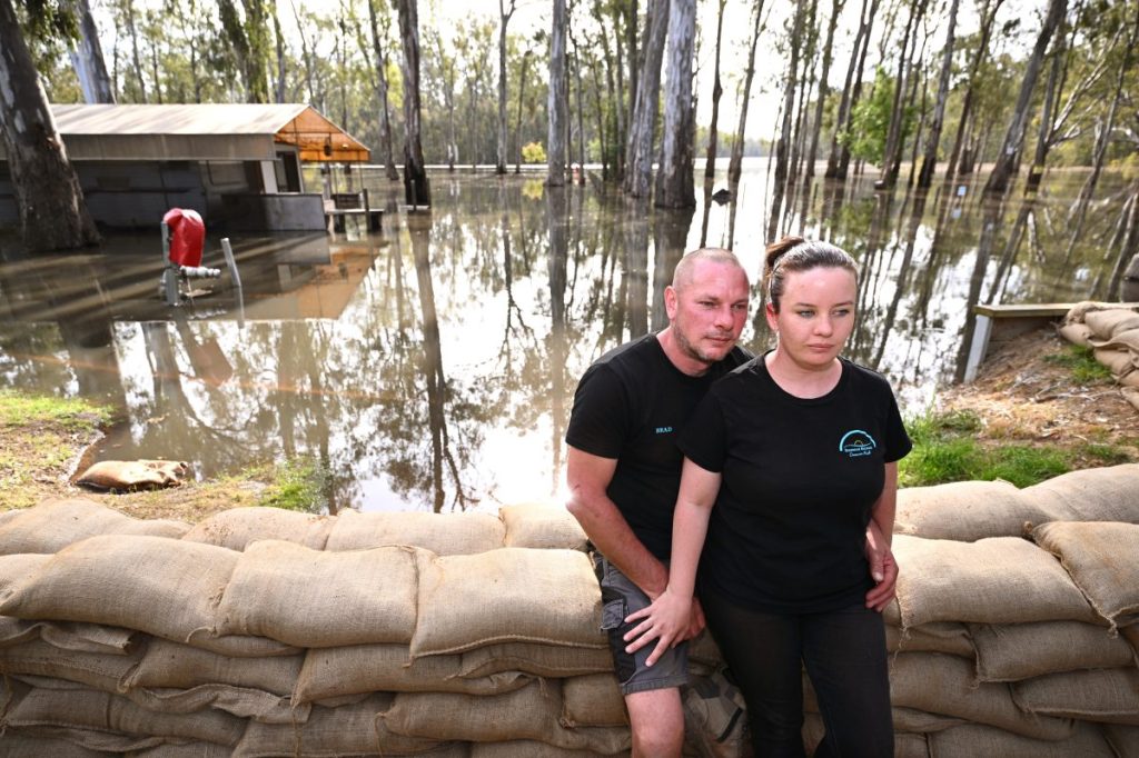 Thumbnail for Echuca under threat as Murray swells