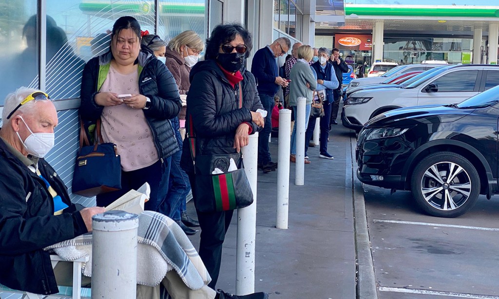 Optus customers queue outside Service SA's Tranmere office to replace their driver's licence after the hack. Photo: Tony Lewis/InDaily