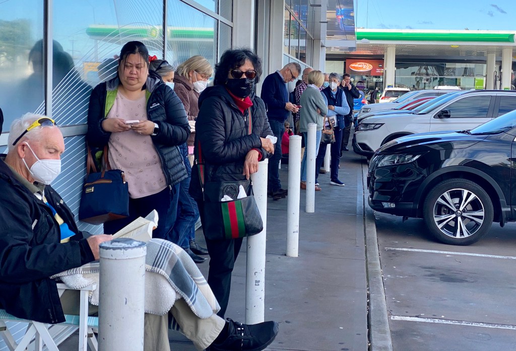 Optus customers queuing outside Service SA Tranmere last Thursday to apply to replace their driver's licence. Photo: Tony Lewis/InDaily 