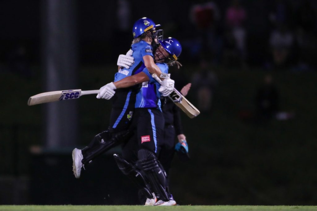 Thumbnail for Strikers back in WBBL final after downing Heat