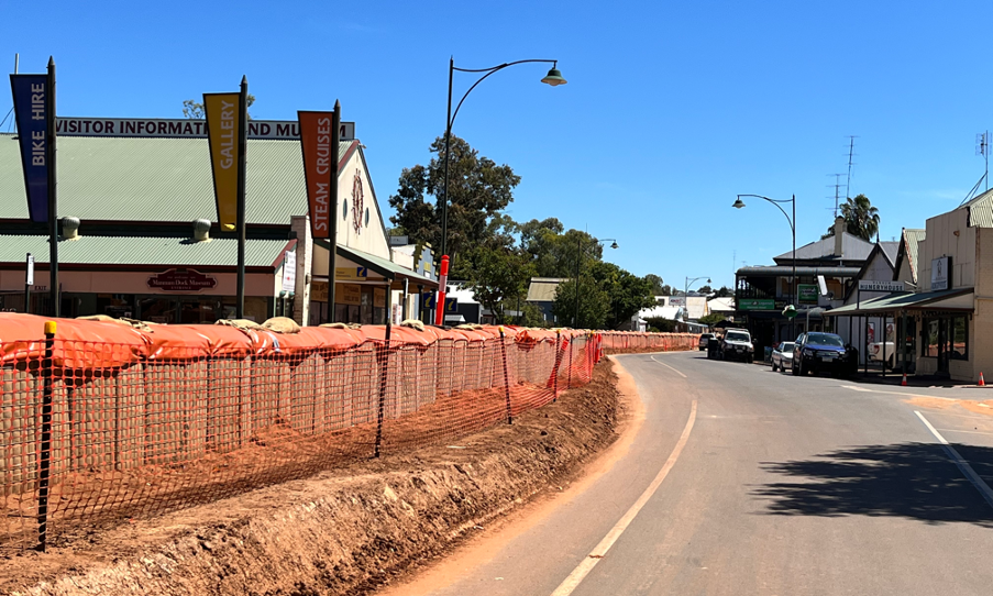 The scene on Randell St in Mannum on Saturday. Photo: Jason Katsaras/InDaily