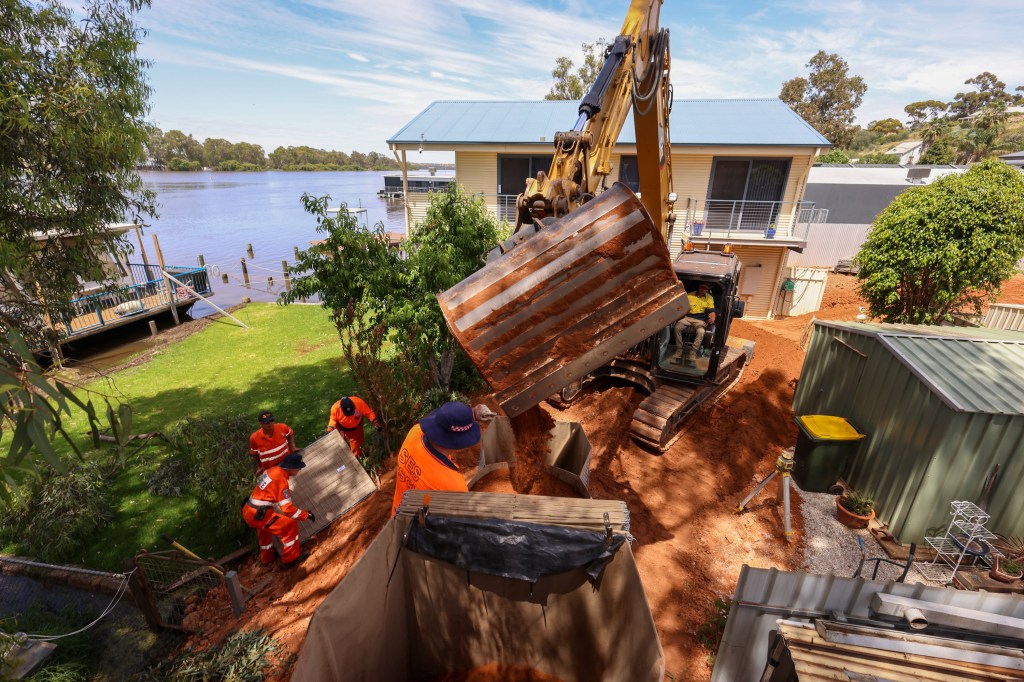 Thumbnail for More River Murray towns told to prepare for evacuation