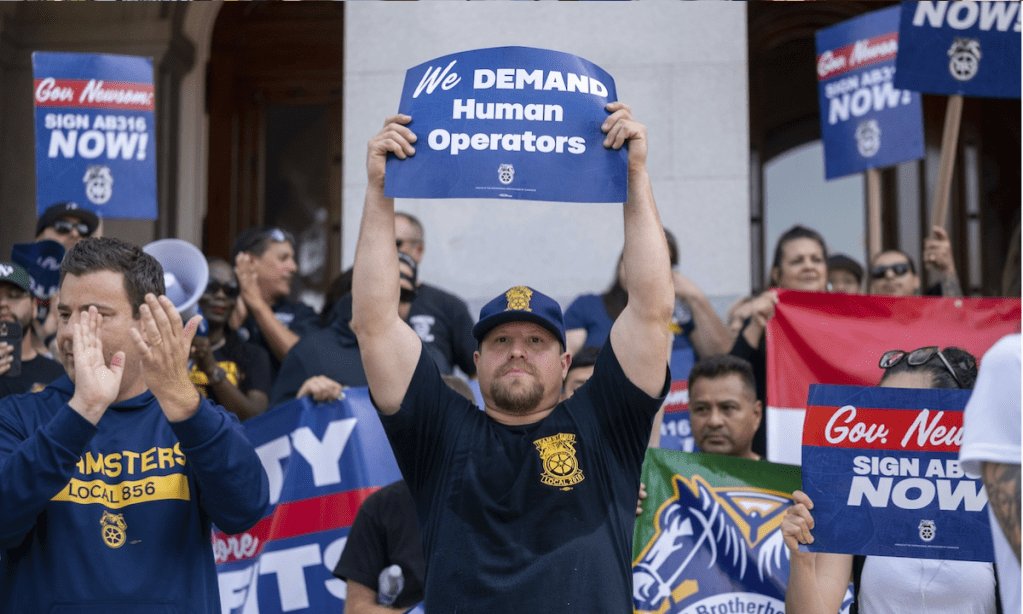 Teamsters Union members protest over self-driving trucks in California. Photo: AP/Paul Kitagaki Jr.