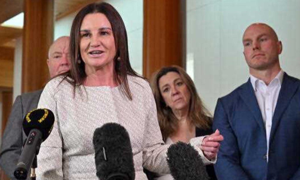 Senator Jacqui Lambie at a press conference at Parliament House in Canberra, Tuesday, September 12, 2023 with Senator David Pocock. The pair are calling on the Australian Government to split the Closing Loopholes BIll to allow the Parliament to pass crucial workplace health and safety changes before the end of 2023. Photo: AAP Image/Mick Tsikas