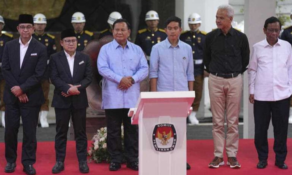 Presidential candidates, from left, Anies Baswedan and his running mate Muhaimin Iskandar, Prabowo Subianto and his running mate Gibran Rakabuming Raka, and Ganjar Pranowo and his running mate Mahfud Mahmodin stand on the stage during the signing ceremony of the "Declaration of Peaceful Election Campaign" at the General Election Commission Building in Jakarta, Indonesia, Monday, Nov. 27, 2023. Photo: Tatan Syuflana/AAP