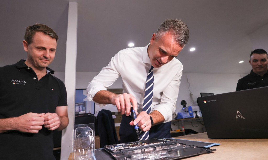L-R: Allied VP of sales and marketing Luke Flesher and Premier Peter Malinauskas. Photo: Tony Lewis/InDaily.