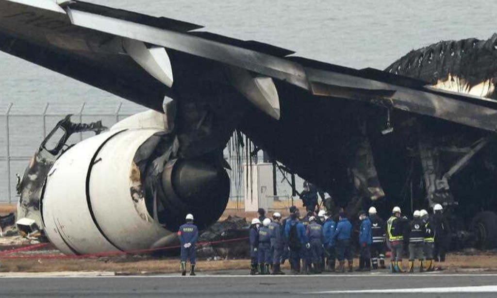  Tokyo Metropolitan Police investigators inspect the wreckage of Japan Airlines passenger plane at Haneda Airport in Tokyo, Japan, 03 January 2024.Photo: EPA/JIJI Press JAPAN OUT