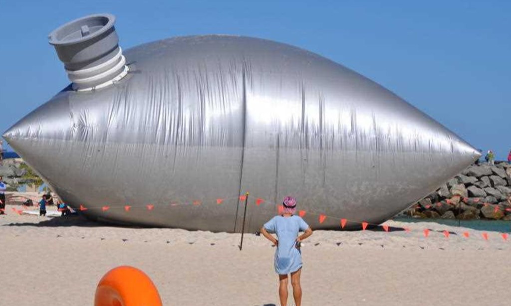Swapping from glass bottles to alternative packaging such goon sacks could more than halve wine's carbon footprint. Photo: AAP/Tim Clarke
