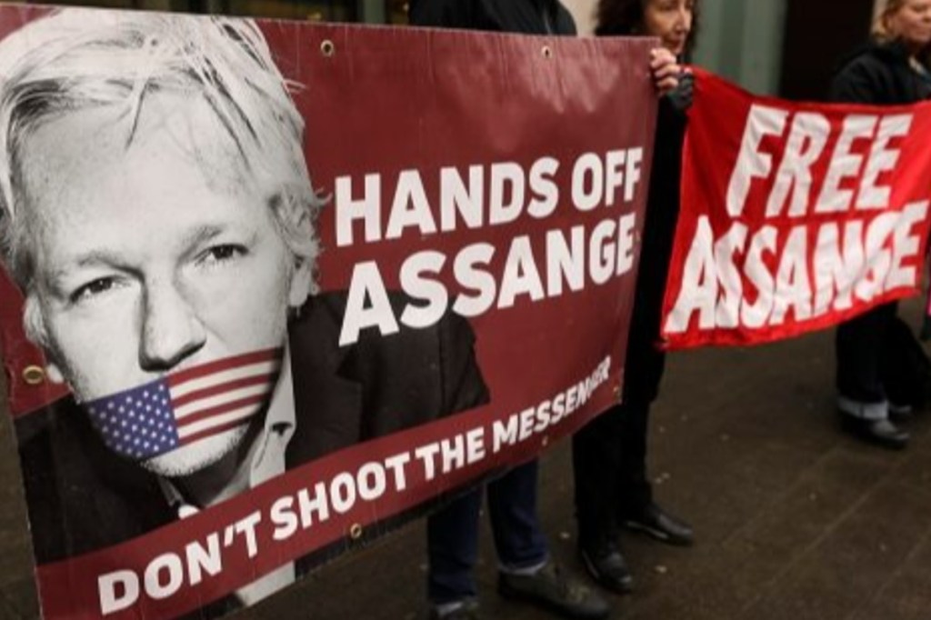 Thumbnail for Assange waits for US extradition decision after High Court hearing