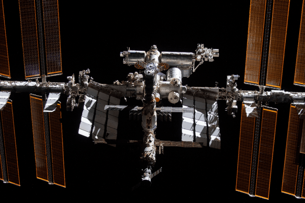 Thumbnail for Astronauts shelter as dead satellite breaks up
