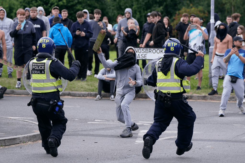 Thumbnail for Mob attacks UK hotel housing asylum seekers