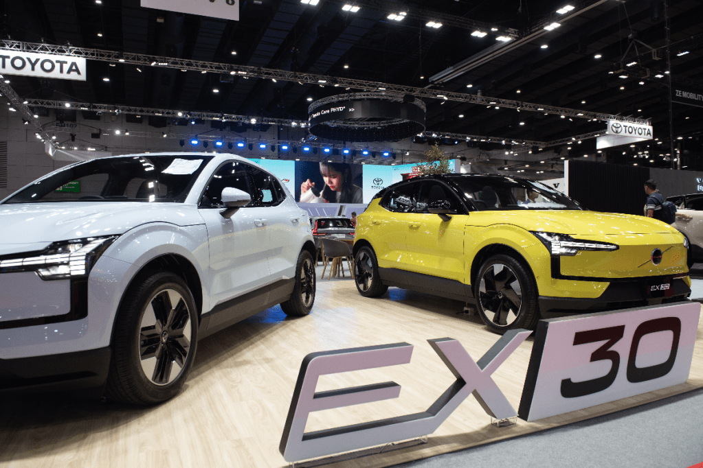 Thumbnail for Volvo dumps EV-only target