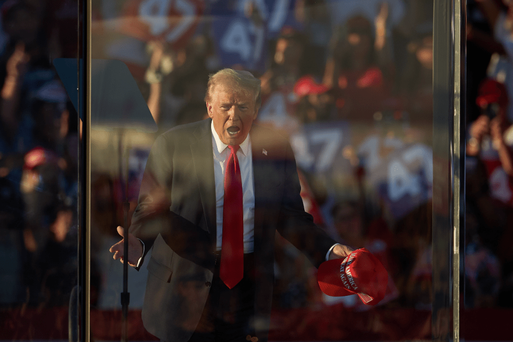 Thumbnail for Man with loaded guns arrested outside Trump rally